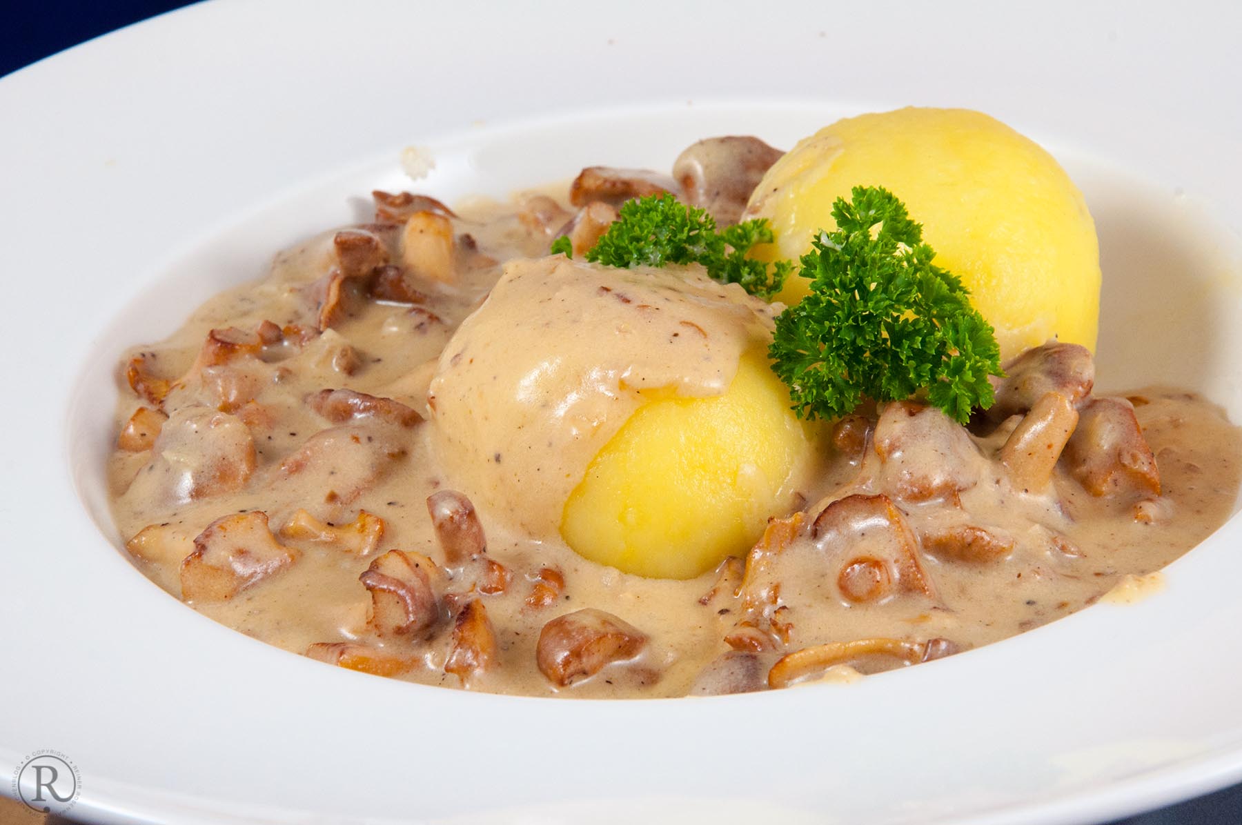 Kartoffelklösse aus gekochten Kartoffeln mit cremiger Pfifferlingsosse