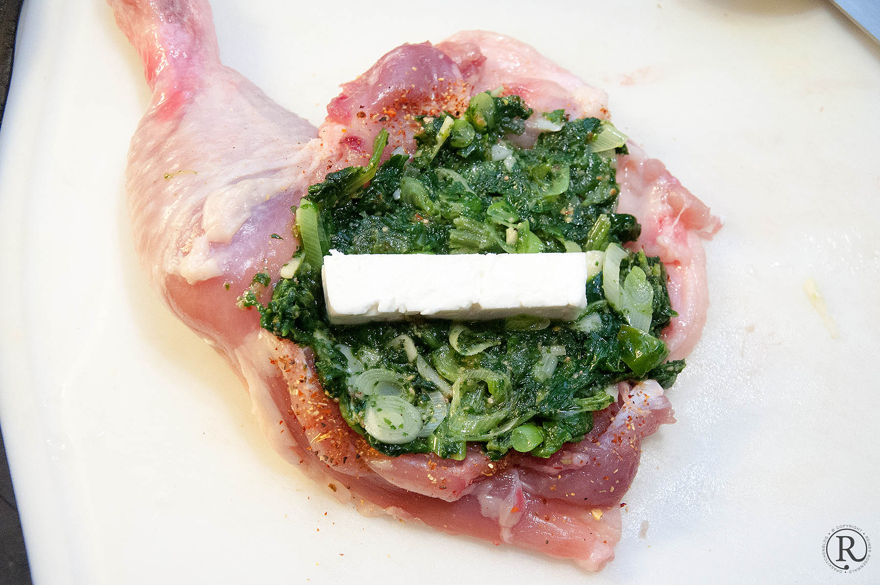 Huehnerschlegel entbeint, mit Spinat und Feta gefuellt
