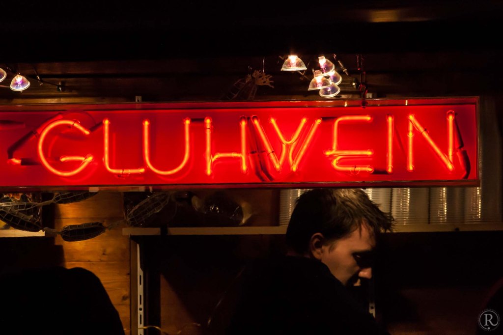 Rot lockt zum Glühweinstand auf dem Weihnachtsmarkt in Strassburg/Elsass.