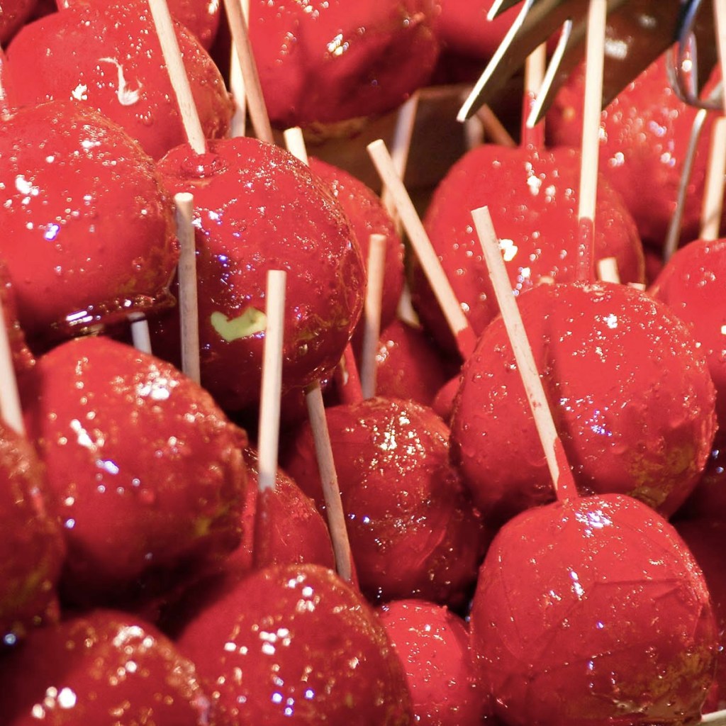 Rote Liebesäpfel auf dem Weihnachtsmarkt in Strassburg/Elsass. Verführerisch! Das lockt die Naschkatzen an.