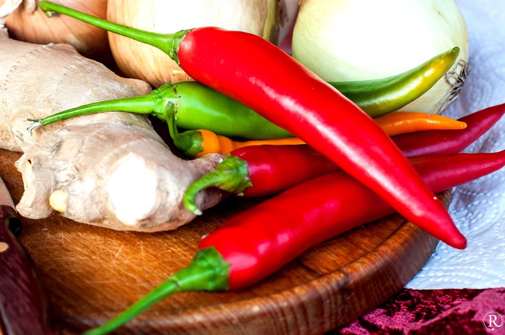 Zutaten für Chutney, Ingwer, Zwiebeln, Pepperoni